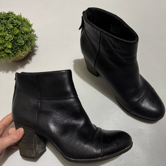 Clarks Black‎ Leather Classic Heeled Ankle Boots Booties Women’s Size 9 - Picture 1 of 6